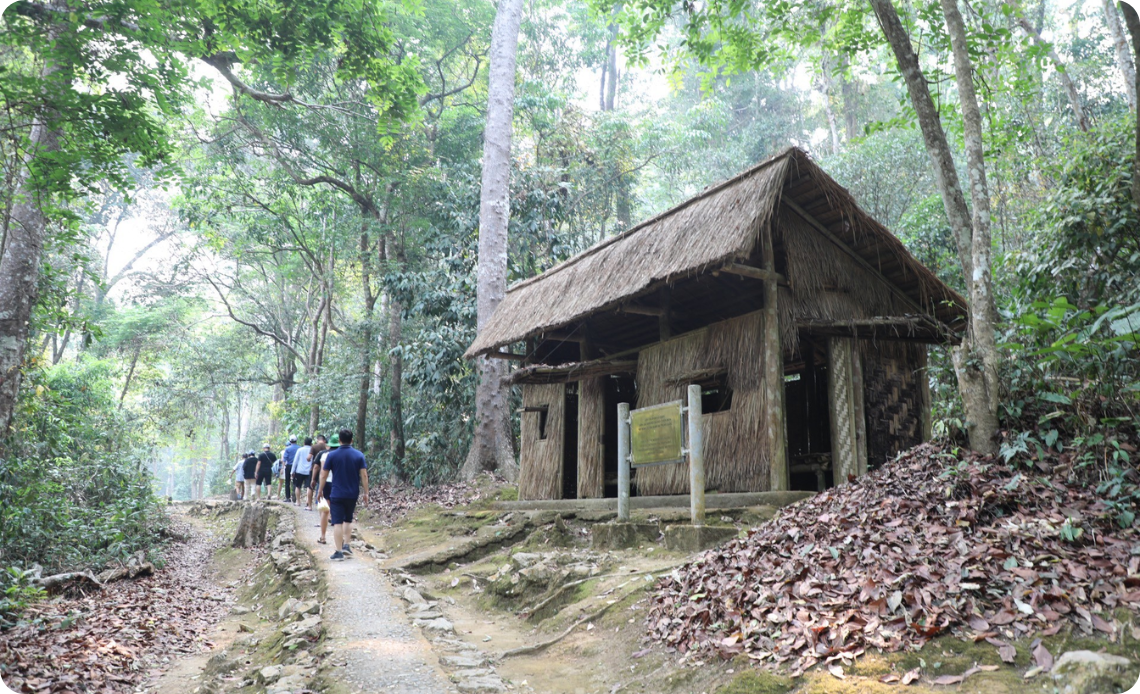 Le site des vestiges du quartier général de la campagne de Dien Bien Phu est caché dans la forêt primitive au pied de la montagne Pu Don, dans la commune de Muong Phang.